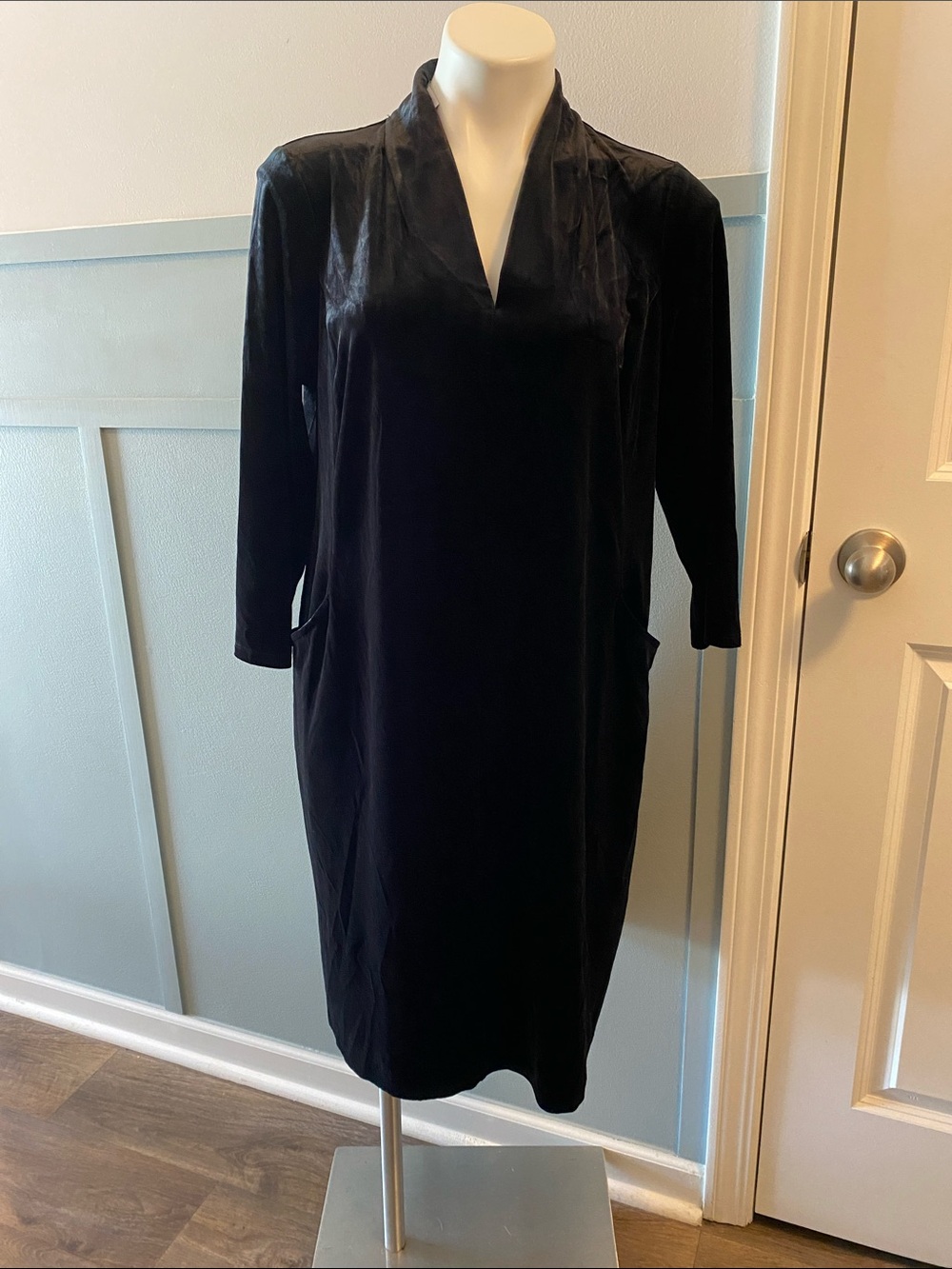 J. Jill Black V-Neck Long Sleeve Shift Dress